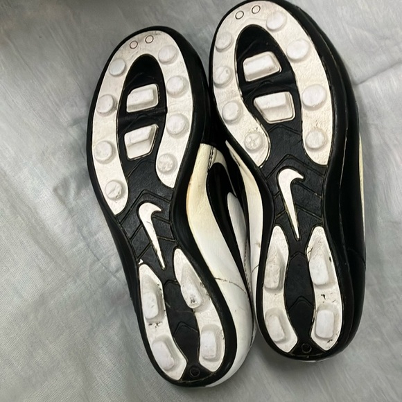 Nike boys/ girls Tiempo soccer Cleats - some STAINS but good condition - Picture 5 of 16